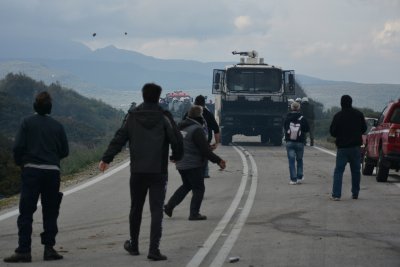 Продължават протестите на остров Лесбос срещу нови центрове за мигранти