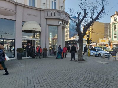 Изведоха британските туристи, настанени в хотел на Лъвов мост