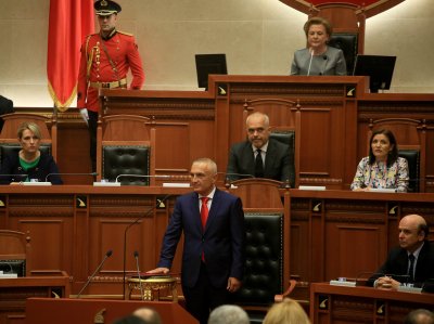 Албанските депутати намалиха заплатите си наполовина за 3 месеца