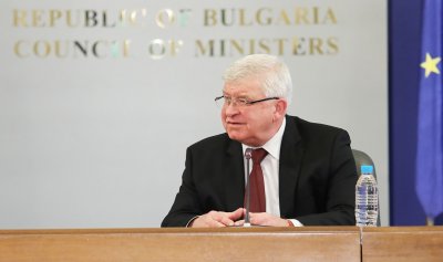 Министър Ананиев отменя заповедта си за задължително носене на маски до постигане на консенсус