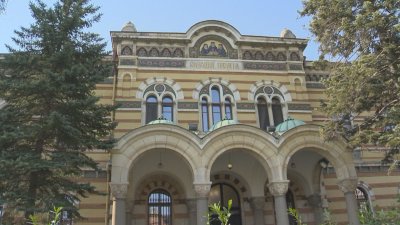 Според Щаба службите около Великден ще бъдат пред храмовете, според Синода богослуженията остават вътре
