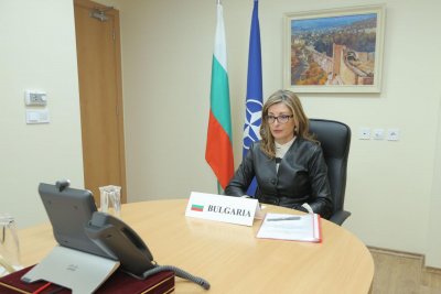 Захариева: Нашите граждани очакват НАТО активно да се включи в борбата с коронавируса