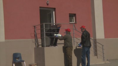 Доброволци от ловно-рибарско движение помагат в кризата