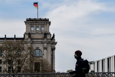 Германия отваря някои магазини, Полша въвежда задължителни маски