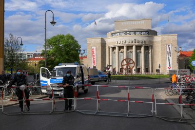 Историческо: Светът отбеляза Първи май без многохилядни шествия