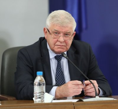 Заповед на здравния министър: Фитнес залите и моловете отварят на 18 май