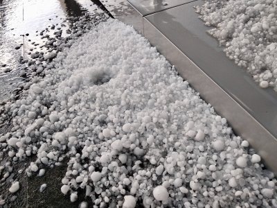 Градушката в Годечко порази къщи, коли, оранжерии. Вижте щетите!