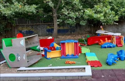 Деца вандалстват на детска площадка в Русе