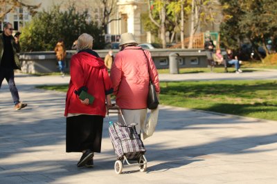 Изплащат пенсиите и коледните добавки от 70 лева между 7 и 20 декември