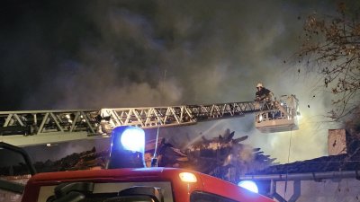 Пожар горя в центъра на Русе (СНИМКИ/ВИДЕО)