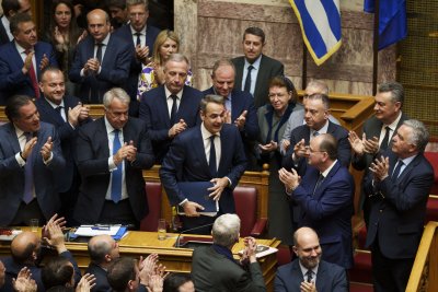 Гръцкото правителство оцеля при вот на недоверие