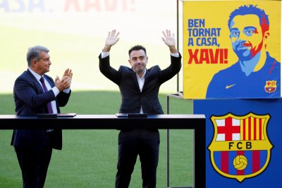 Шави Ернандес остава начело на Барселона