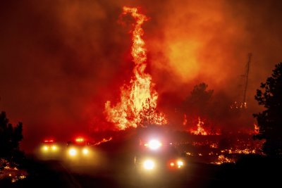 Горски пожар бушува в Калифорния, заплашва хиляди домове