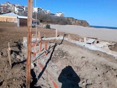 Концесионерът на плаж &quot;Бутамята&quot; край Синеморец е излял бетон на пясъка