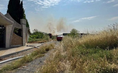 Голям пожар в Поморие, горят сухи треви в близост до хотелски комплекс