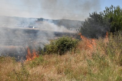 Продължава гасенето на пожара в село Палатово