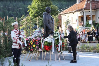 Наталия Киселова присъства на откриването на паметник на Левски в Етрополе