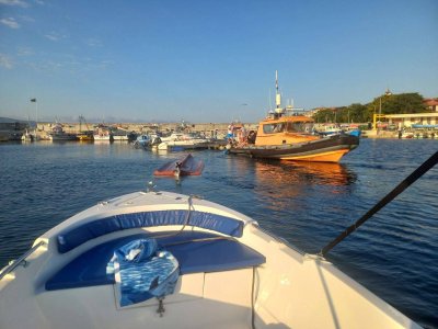 Спасиха четирима души край Несебър, след като лодката им се преобърна в морето