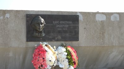 Барелеф на Андерсен на &quot;Алея на народите&quot; в Свети Влас