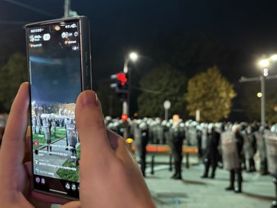 Протестите в Сърбия: Не стихва напрежението на площада пред парламента в Белград