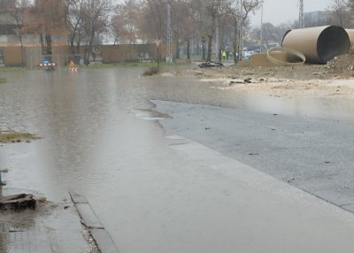 Дъждът наводни кръстовища в Пловдив