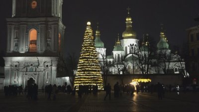 Запалиха светлините на елхата в Киев (ВИДЕО)