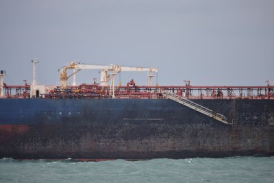 Вече седмица на котва край Ахтопол: Кога ще бъде изтеглен танкерът Кайрос?