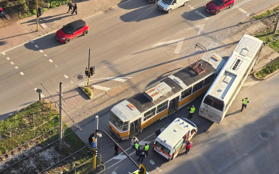 Трамвай удари автобус на бул. Ситняково