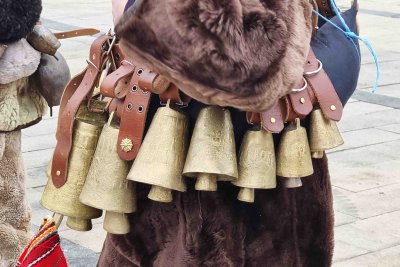 Над 50 български и 20 международни групи дефилираха в първия ден на „Сурва“