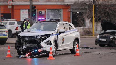 Кола на Столичната община катастрофира до НДК (СНИМКИ)