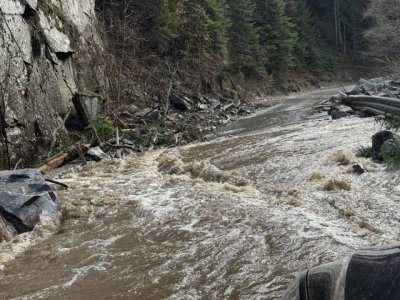 Река Чепинска излезе от коритото си, пътят Велинград – Сърница е затворен