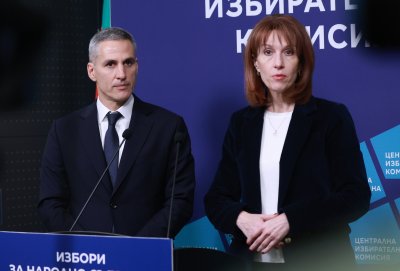 Предсрочните избори: Премиерът Андрей Гюров проведе първа среща с ЦИК