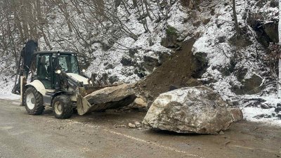 Скална маса е паднала на Самоковско шосе в района на Златна рибка