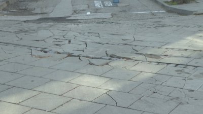 Изпочупени и опасни плочки на централния площад в Благоевград