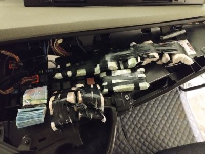 Митничари откриха над 100 000 евро, скрити в арматурно табло на камион