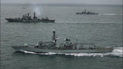 Лондон за руска операция: Три подводници са действали над кабели край острова