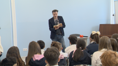 Георги Любенов чете на ученици в София в рамките на „Походът на книгите“