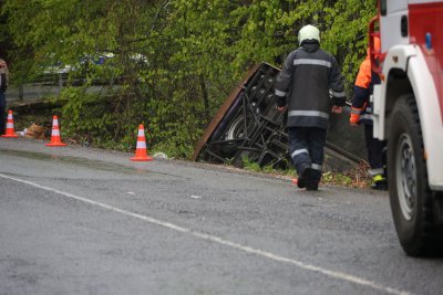 Затвориха пътя към пункт Малко Търново заради изтеглянето на катастрофиралия автобус