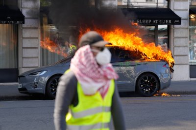 Сблъсъци и сълзотворен газ в Женева: Хиляди демонстранти против срещата на Г-7 (СНИМКИ)