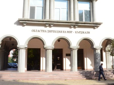 Задържаха училищен директор и бизнесмен за финансови щети при изпълнение на обществена поръчка