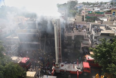 Най-малко 15 загинали при пожар в обучителен център в Индия