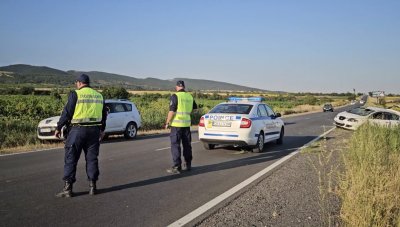 Две катастрофи затрудниха движението в Сливенско