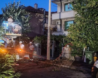 Бурята в Приморско повреди електропреносната мрежа
