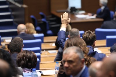 Парламентът ще заседава извънредно заради помилването на „пeтричкия Ескобар“