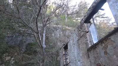 Семейство с 10 деца остана без дом в Смолян, след като къщата им изгоря