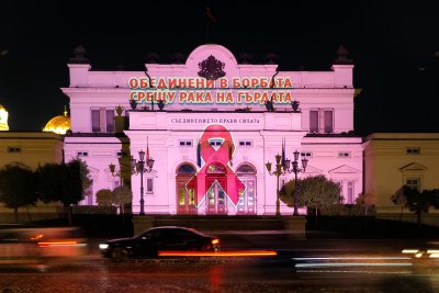 Историческата сграда на Народното събрание грейна в розово в Световния месец за борба с рака на гърдата