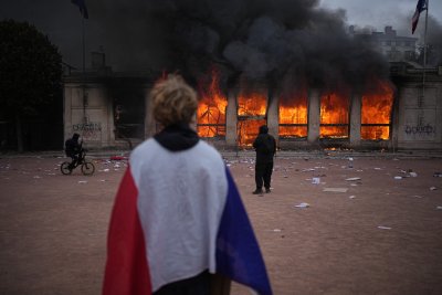 "Искаме достоен живот": Сблъсъци между демонстранти и полиция при антиправителствени протести във Франция