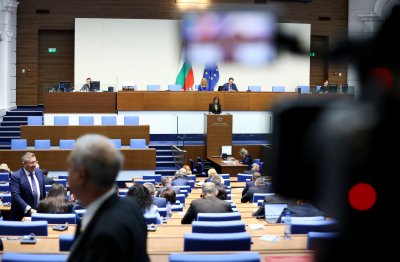 „Демократична България“ събра необходимите подписи за свикване на извънредно заседание на парламента заради палежа на антените на „Старлинк“