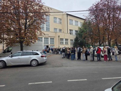 Дълги опашки за гласуване се извиха в Белград (СНИМКИ)