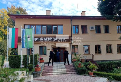 Акция на ГДБОП и ДАНС в Белица: Проверяват обществени поръчки, кметът беше изведен с белезници